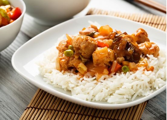 Asiatischer Reis mit Schweinefilet und süß saurem Gemüse